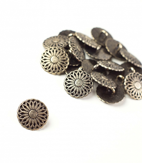 Vintage Metal Daisy Button Silver x5 - Click Image to Close